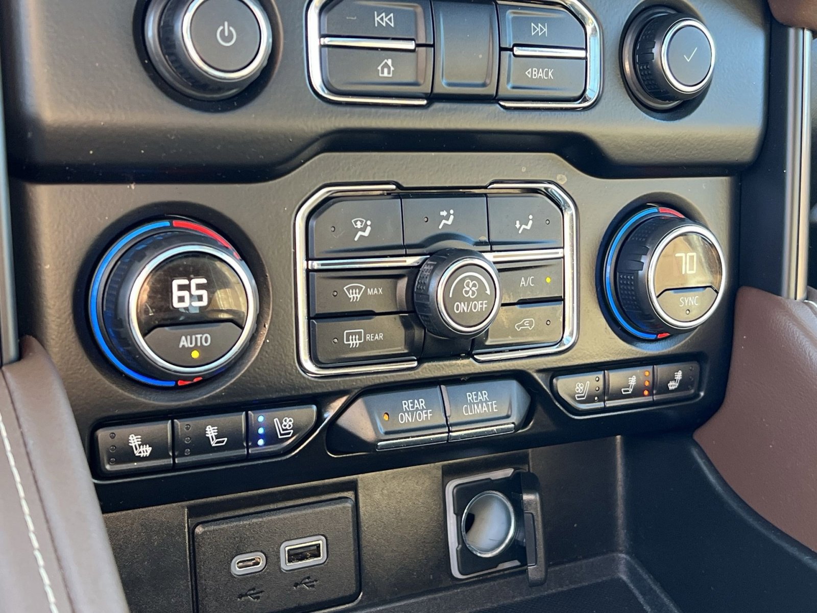 Used 2021 Chevrolet Suburban High Country w/ Premium Package image 21