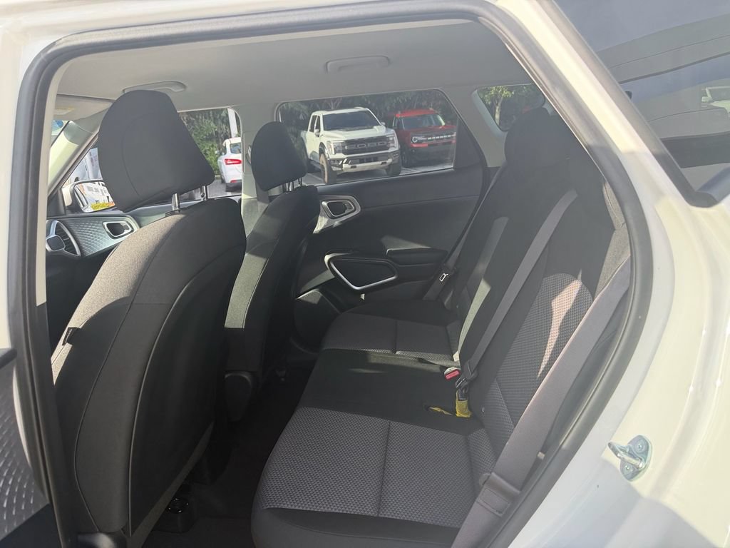 Used 2025 Kia Soul LX w/ LX Technology Package FWD image 12