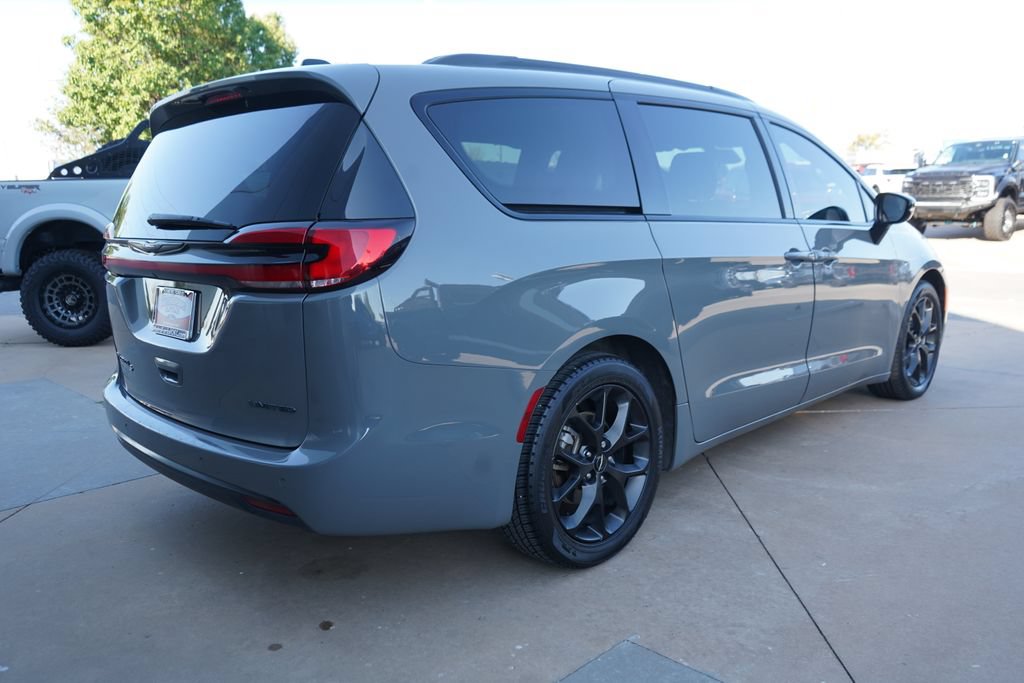 Used 2025 Chrysler Pacifica Limited FWD image 11