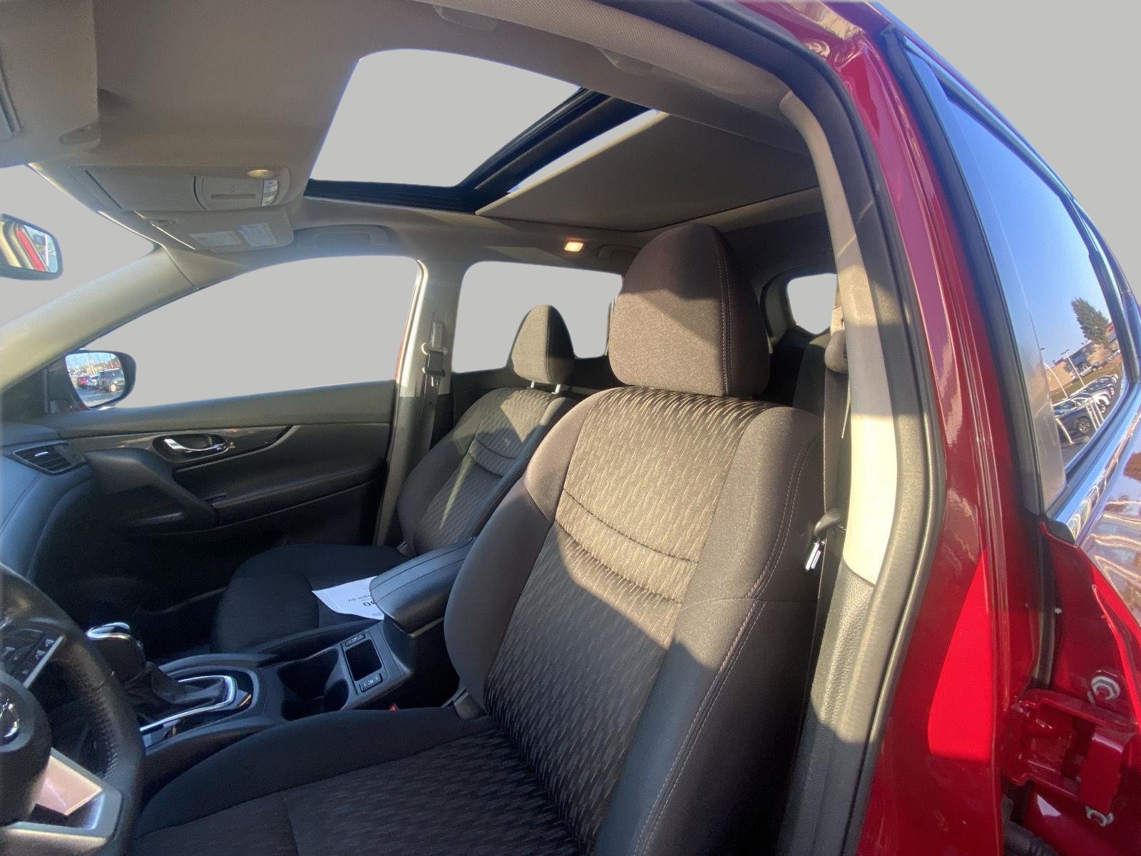 Used 2017 Nissan Rogue SV w/ Sun & Sound Touring Package AWD/4WD image 11
