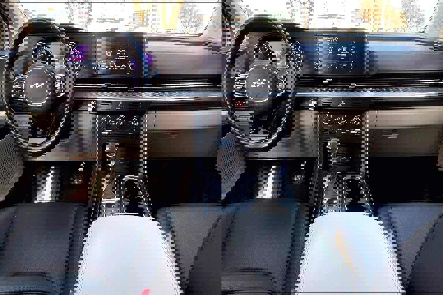 Used 2023 Kia Carnival LX image 14