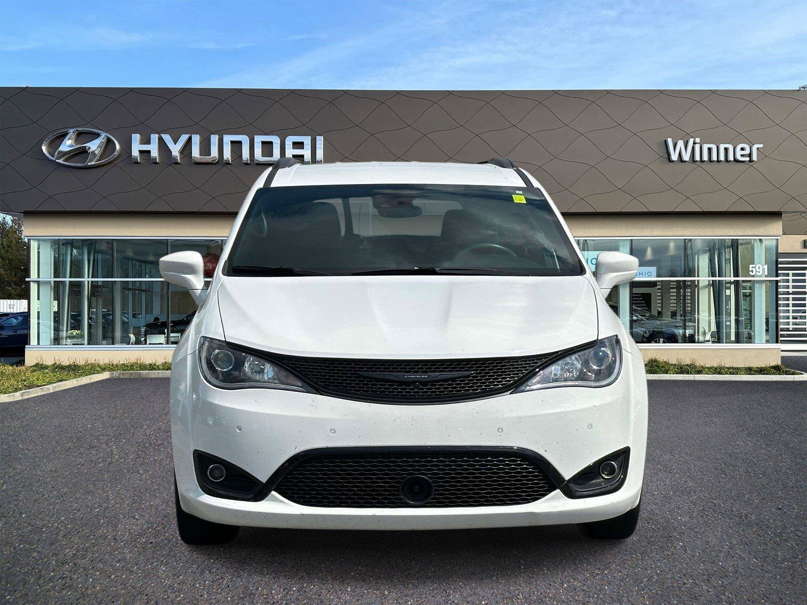 Used 2019 Chrysler Pacifica Touring-L w/ Advanced Safetytec Group FWD image 6