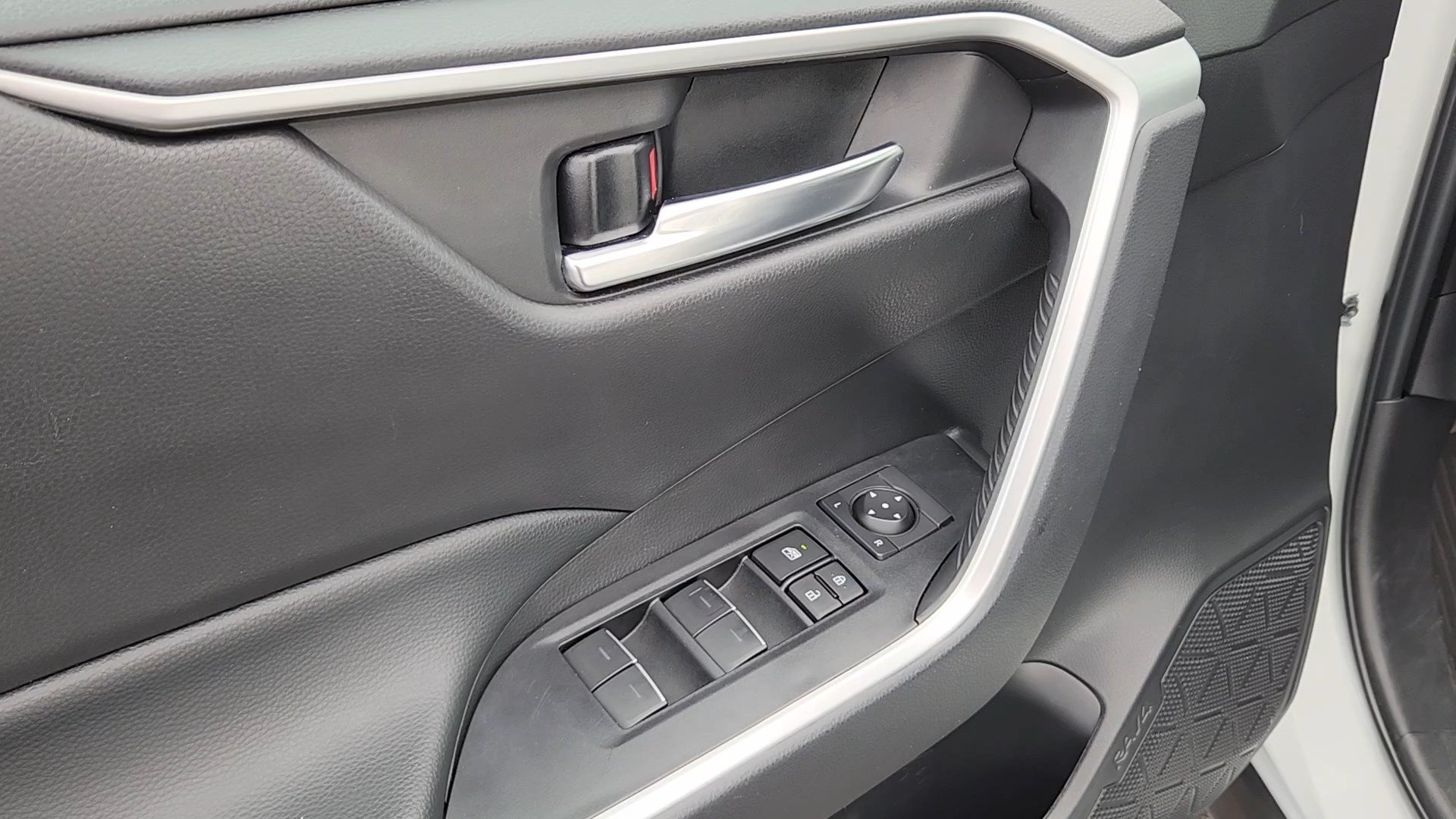 Used 2024 Toyota RAV4 XLE AWD/4WD image 8