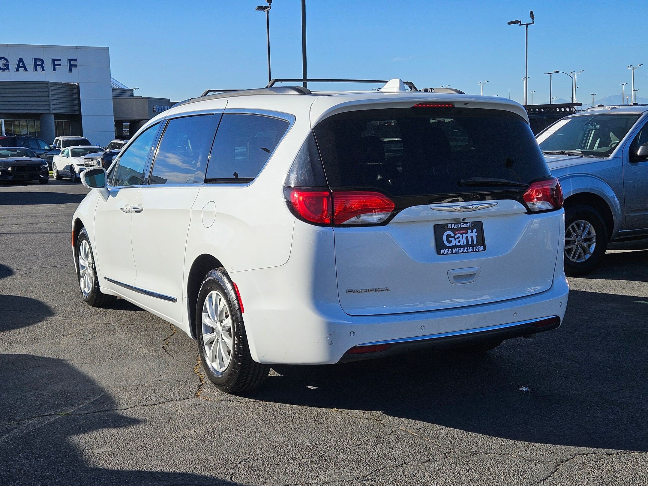 Used 2017 Chrysler Pacifica Touring-L FWD image 8
