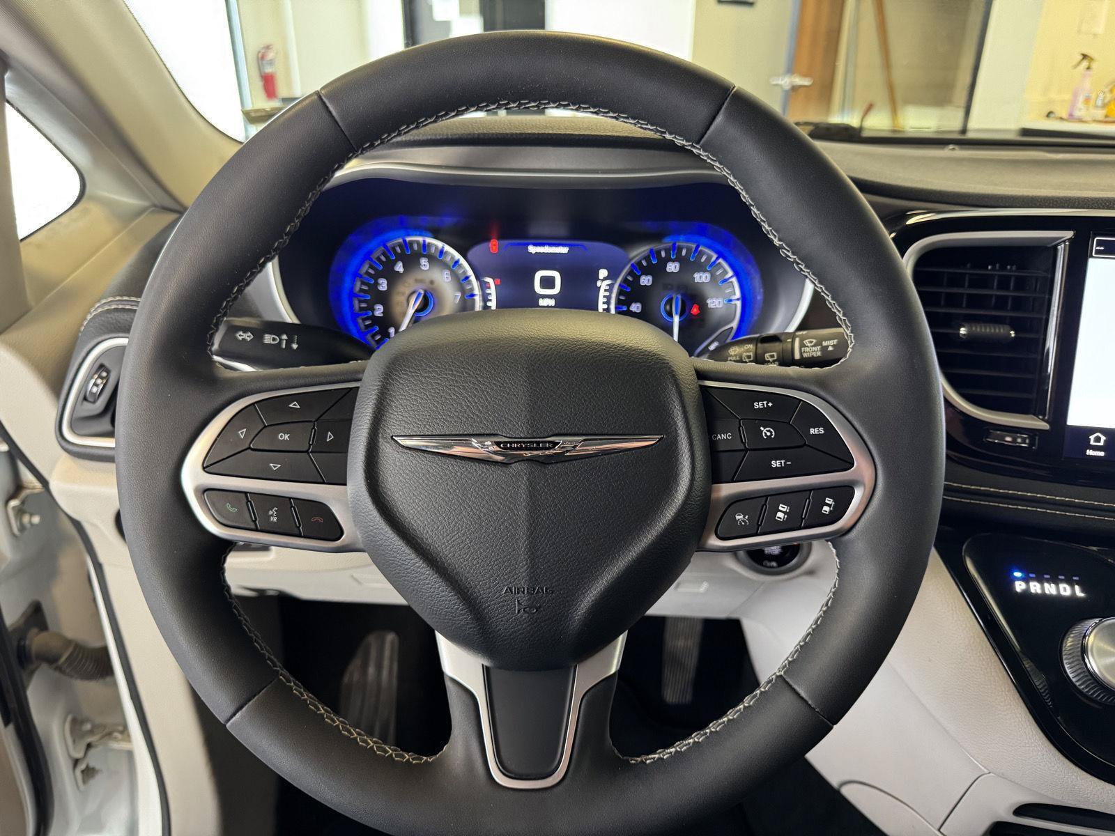 Used 2022 Chrysler Pacifica Touring-L AWD/4WD image 12