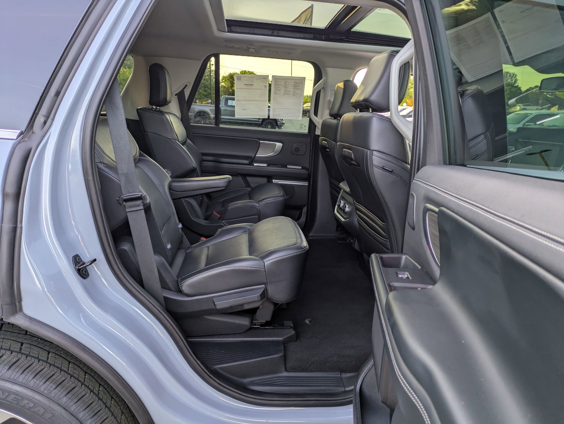 Certified 2025 Ford Expedition Platinum w/ Driver's Package AWD/4WD image 34