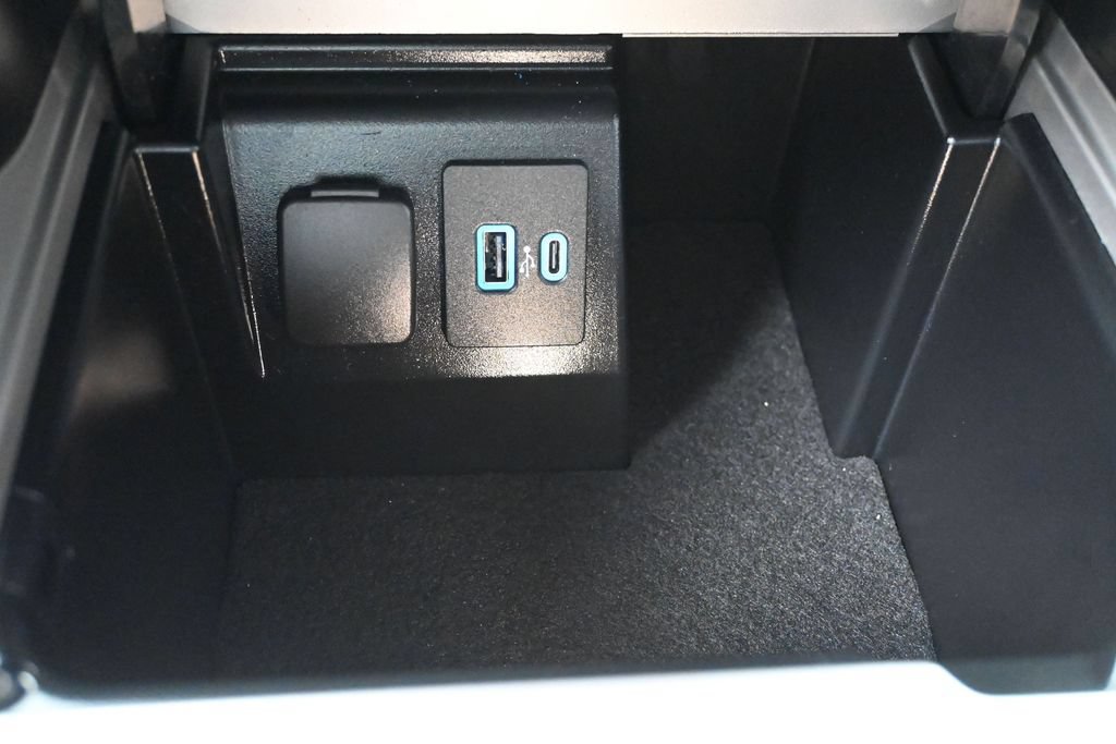 Certified 2022 Ford Explorer XLT w/ Equipment Group 202A RWD image 13
