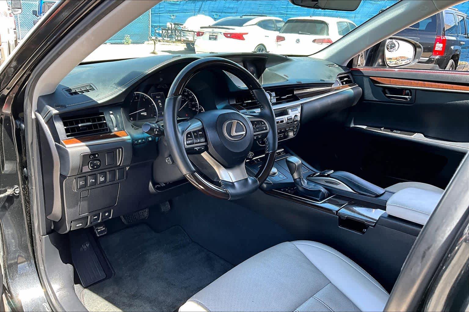 Used 2018 Lexus ES 350 w/ Luxury Package w/Wood Trim FWD image 17
