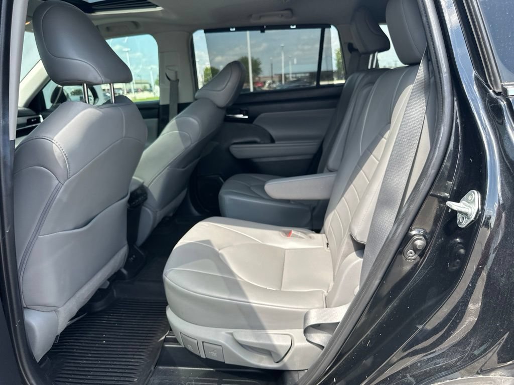 Used 2021 Toyota Highlander XLE AWD/4WD image 18