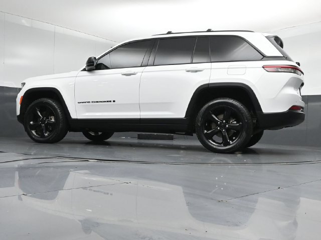 Used 2023 Jeep Grand Cherokee Limited w/ Black Appearance Package AWD/4WD image 40