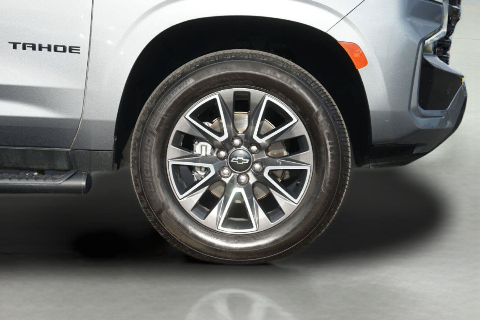 Used 2022 Chevrolet Tahoe Z71 w/ Luxury Package AWD/4WD image 4
