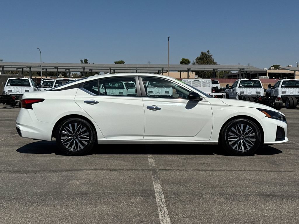 Used 2025 Nissan Altima 2.5 SV FWD image 2