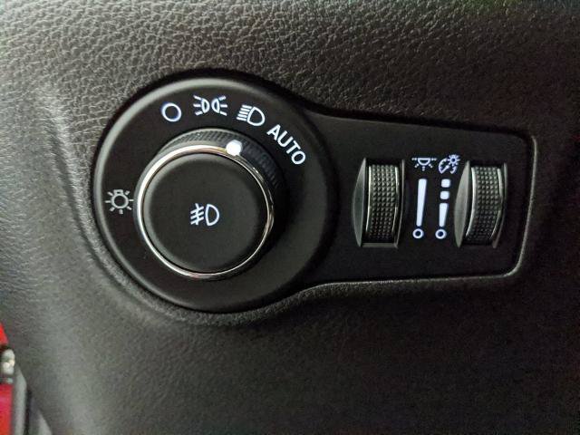 Used 2025 Jeep Compass Trailhawk AWD/4WD image 14