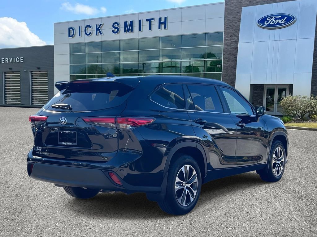 Used 2023 Toyota Highlander XLE image 4