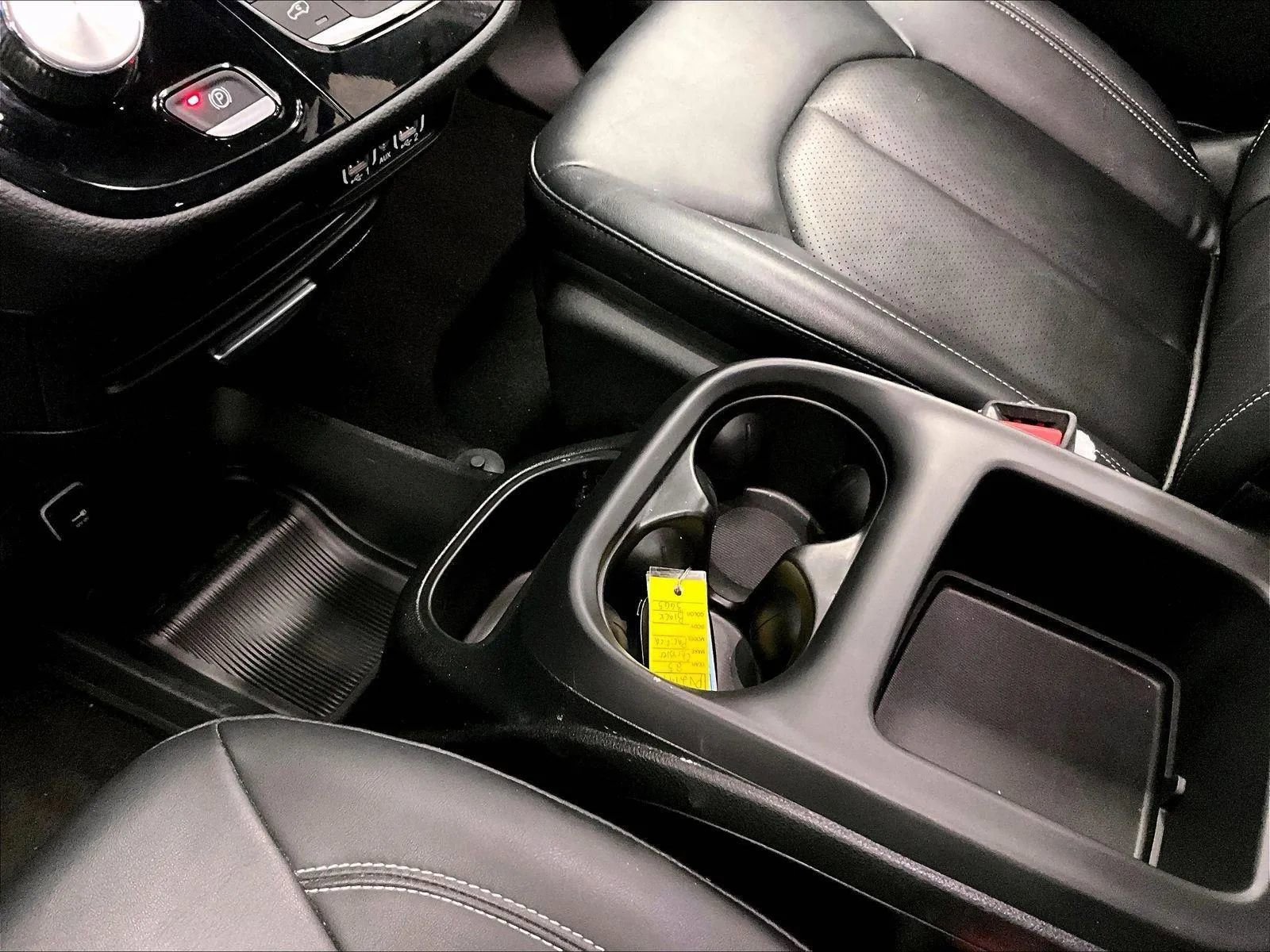 Used 2025 Chrysler Pacifica Select image 16