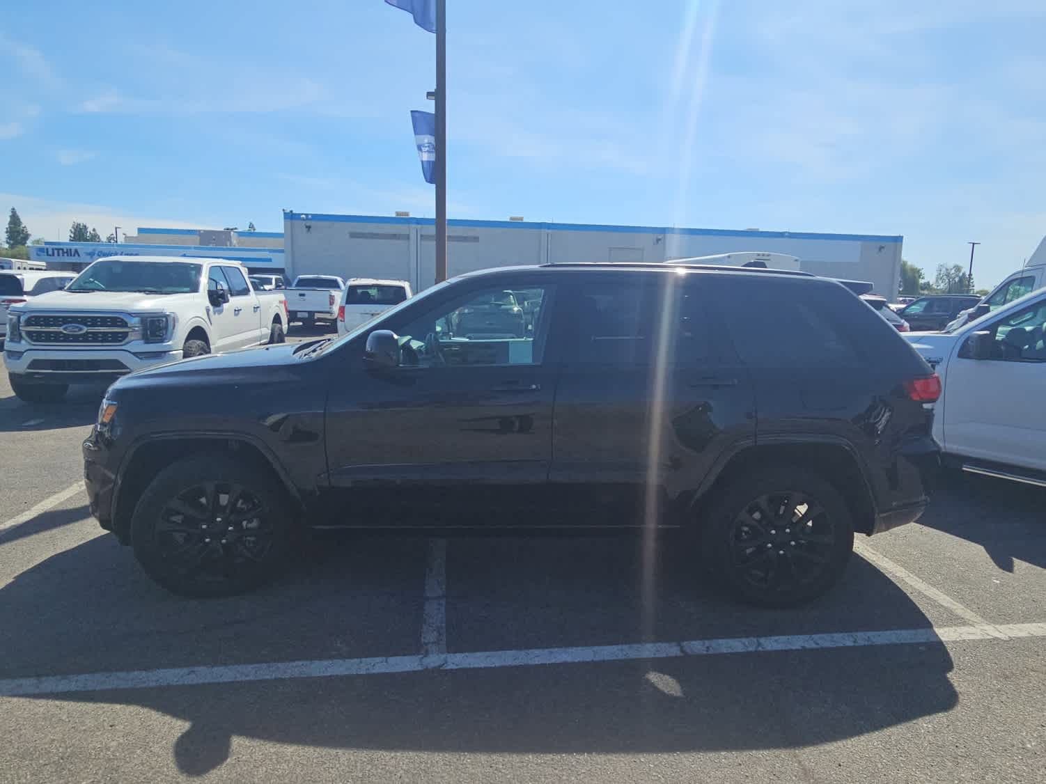 Used 2022 Jeep Grand Cherokee Laredo X AWD/4WD image 5