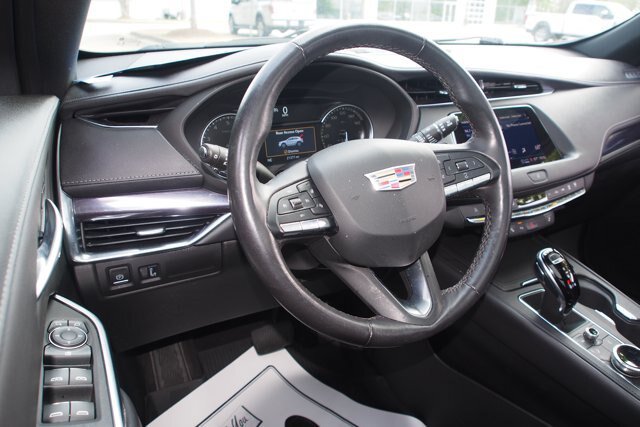 Used 2023 Cadillac XT4 Luxury w/ Cold Weather Package FWD image 15