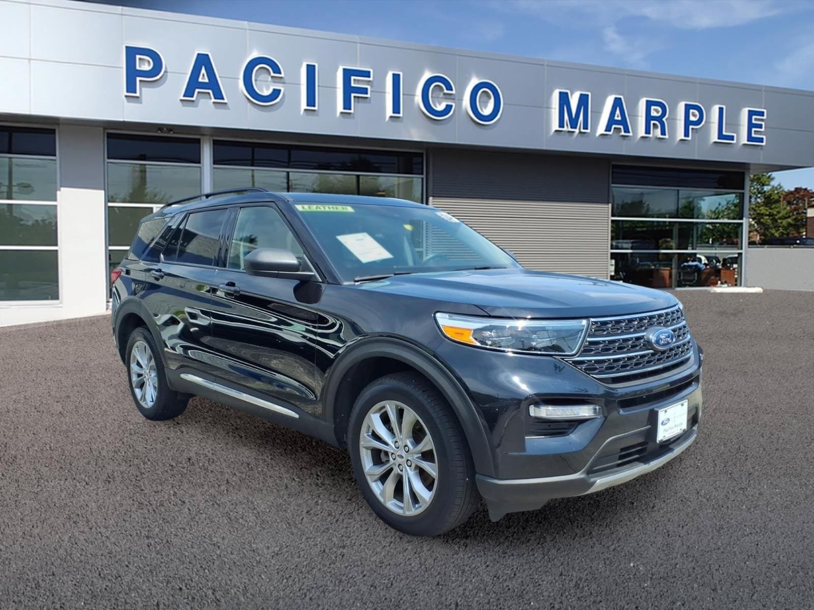 Certified 2024 Ford Explorer XLT w/ Equipment Group 202A AWD/4WD image 1