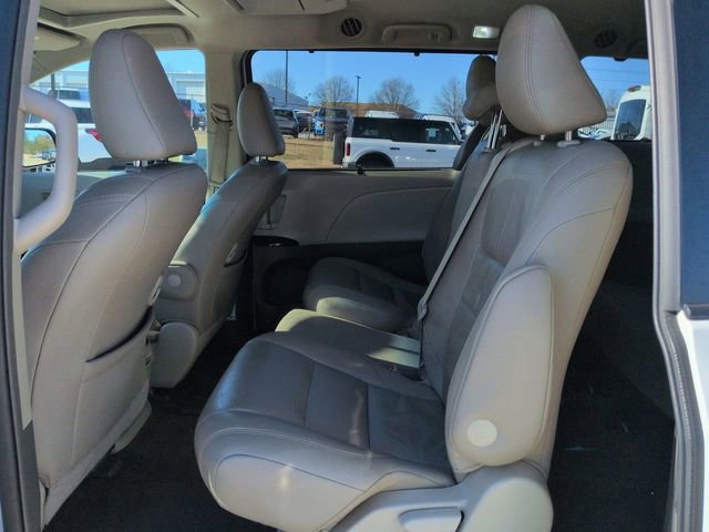Used 2017 Toyota Sienna L image 14