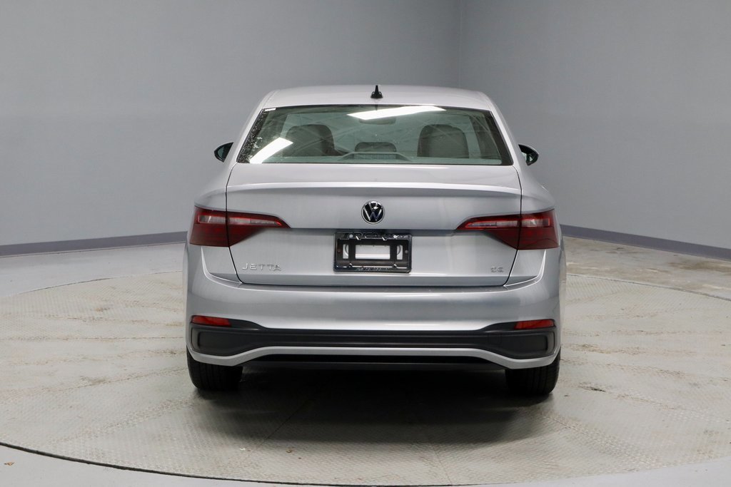 Used 2024 Volkswagen Jetta SE image 4