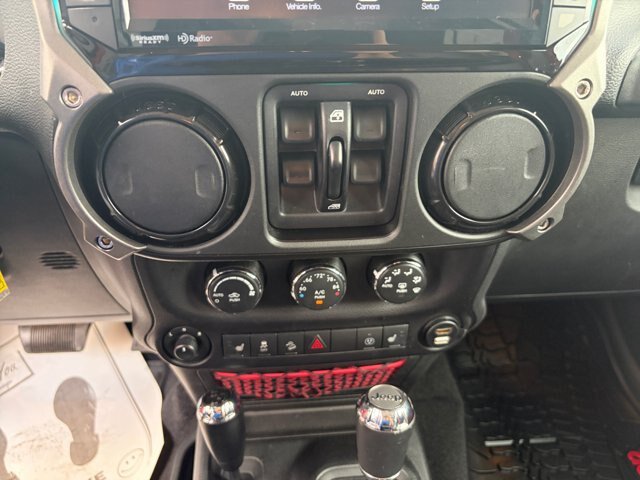 Used 2017 Jeep Wrangler Unlimited Rubicon AWD/4WD image 16