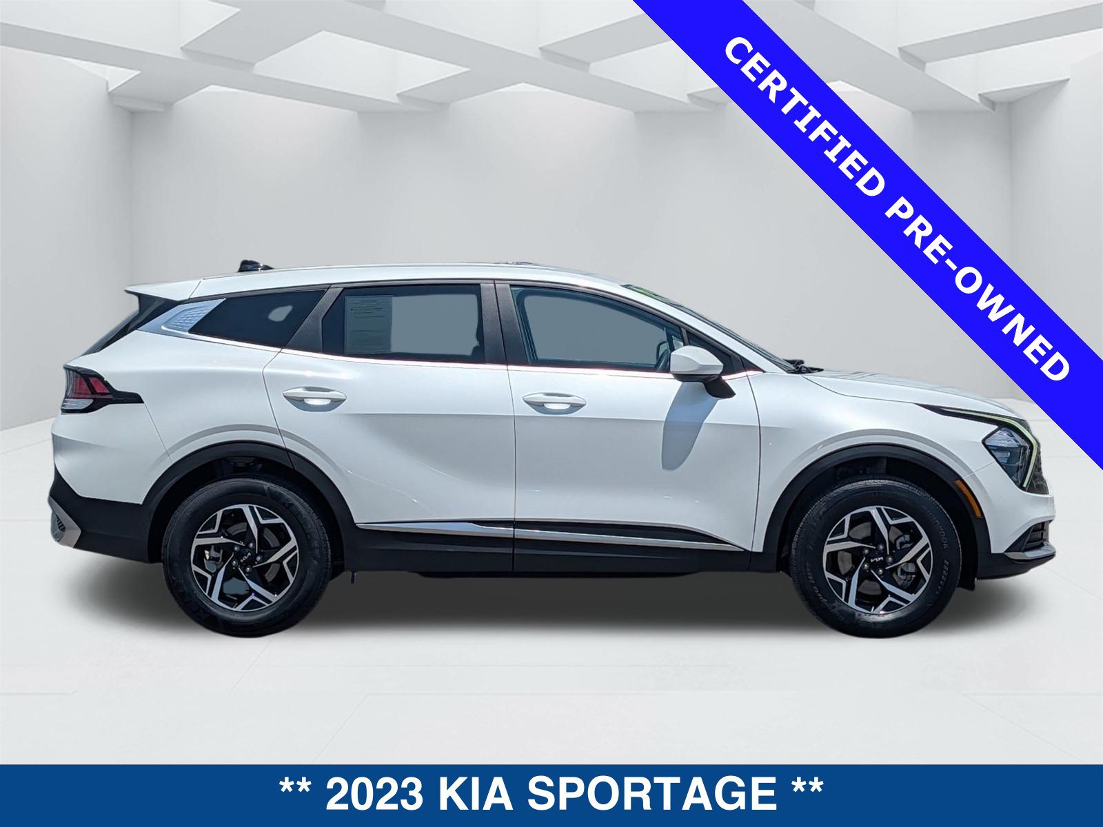 Used 2023 Kia Sportage LX AWD/4WD image 3