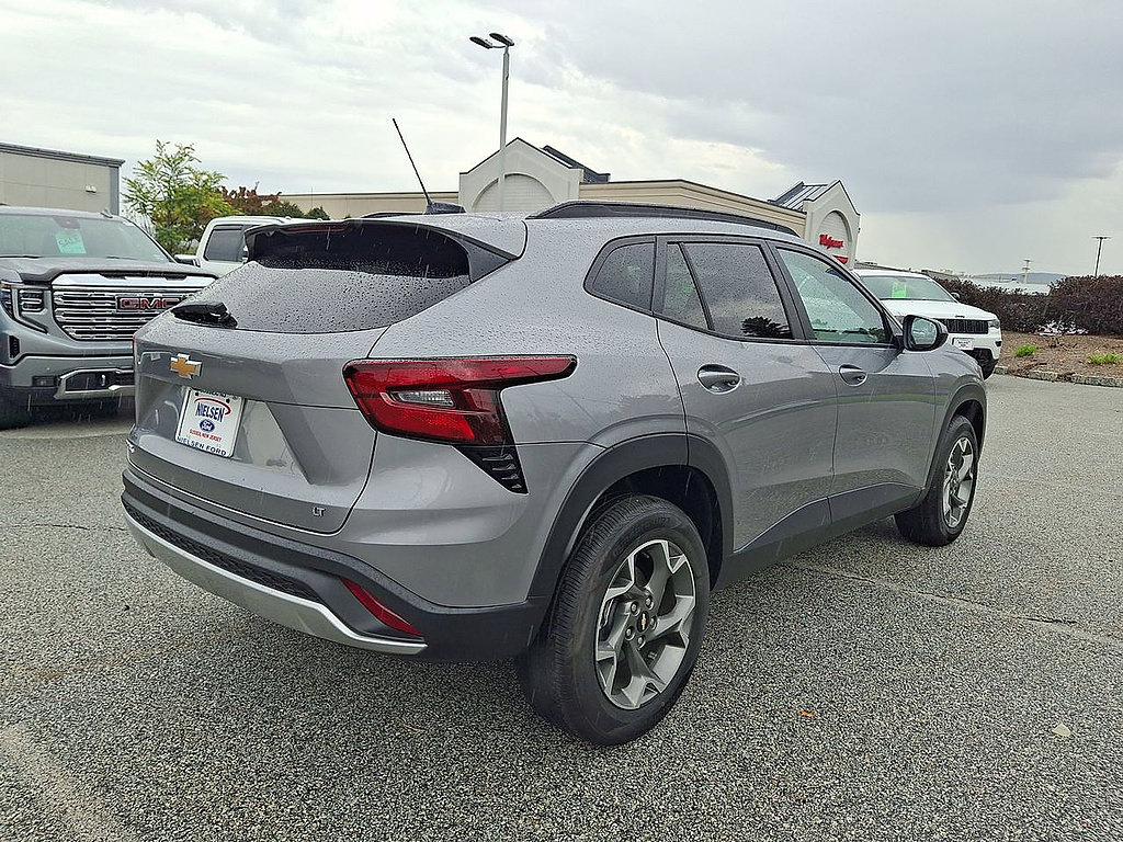 Used 2025 Chevrolet Trax LT FWD image 24