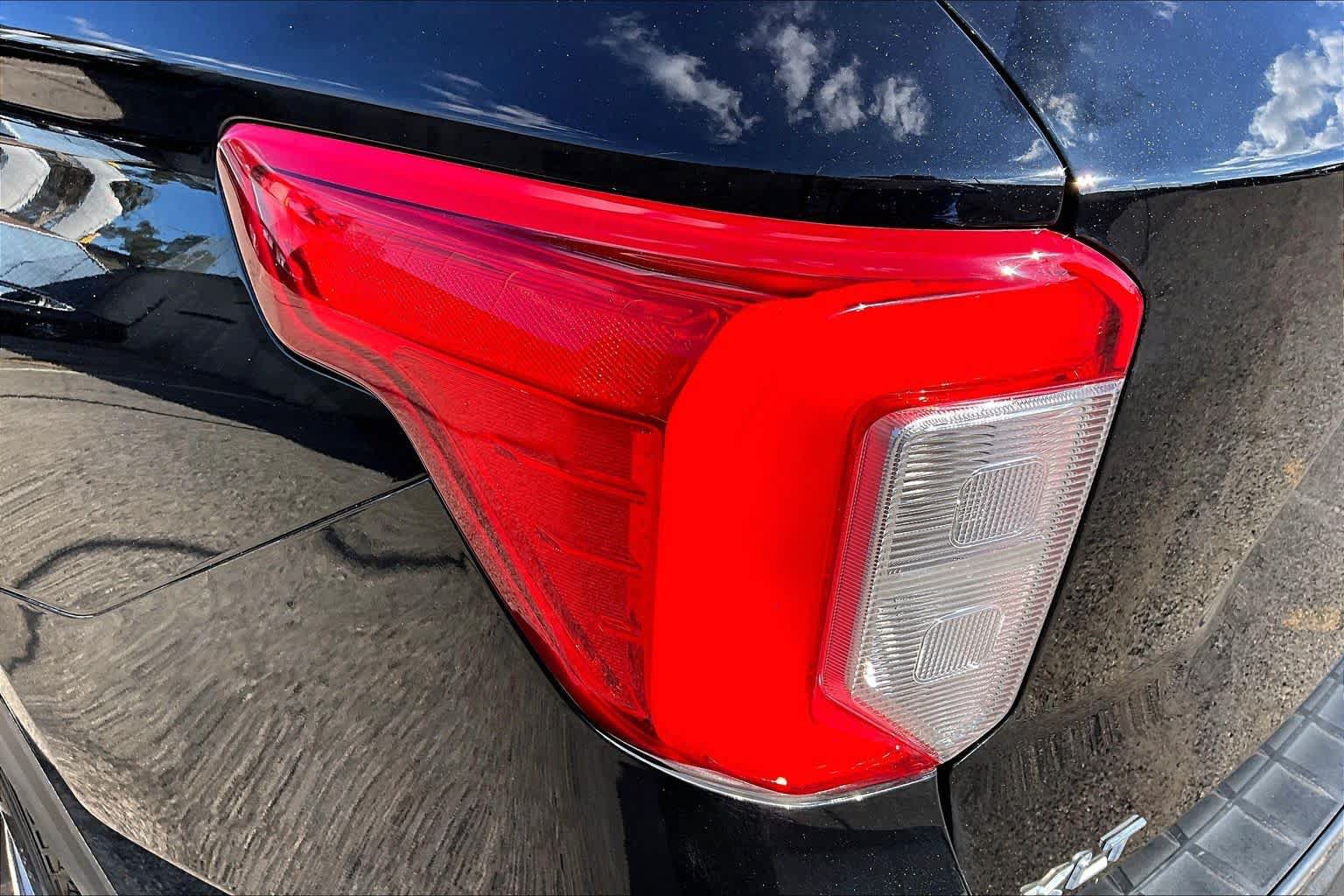 Certified 2024 Ford Explorer XLT RWD image 28