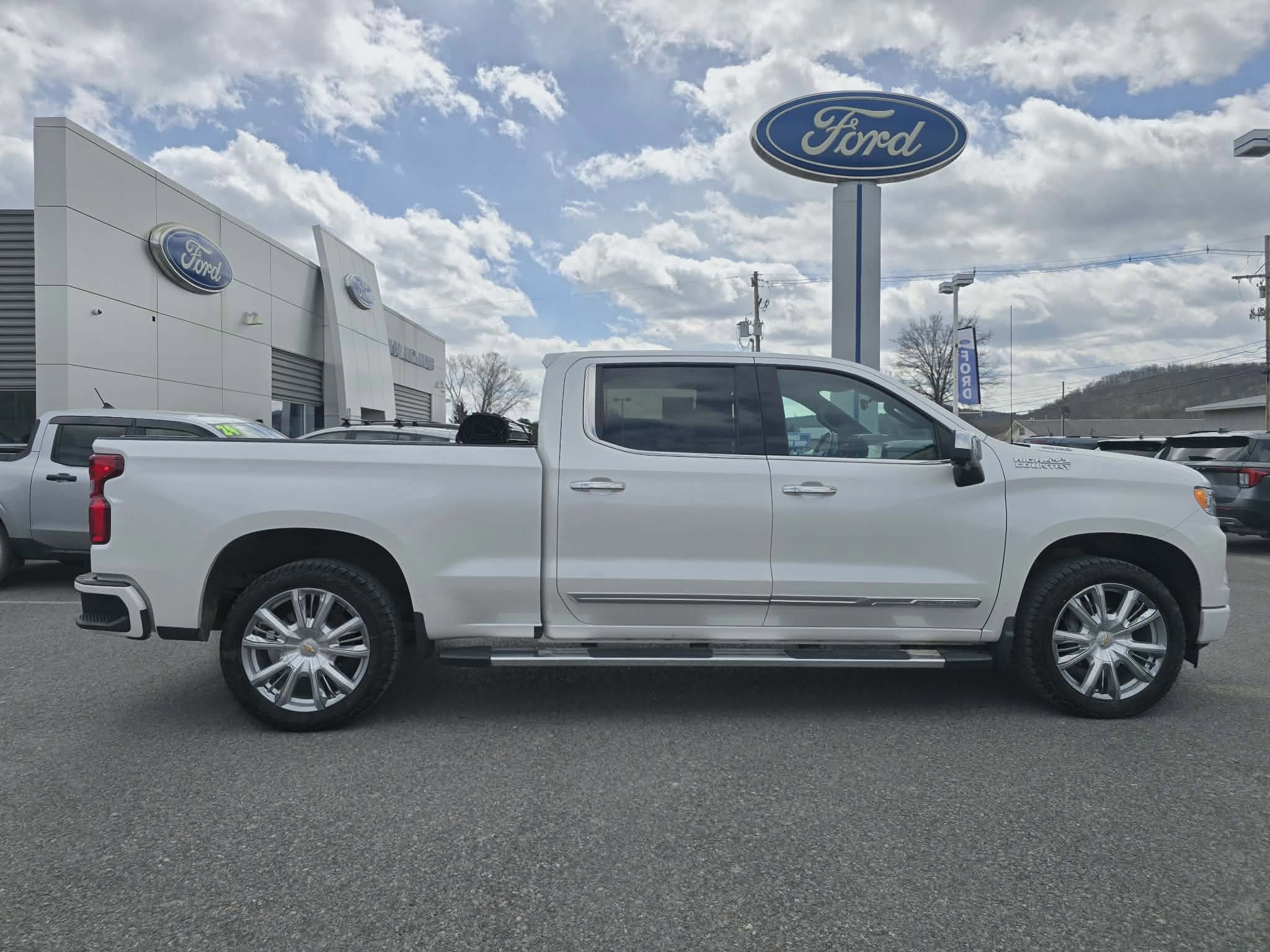 Used 2024 Chevrolet Silverado 1500 High Country w/ High Country Premium Package image 2
