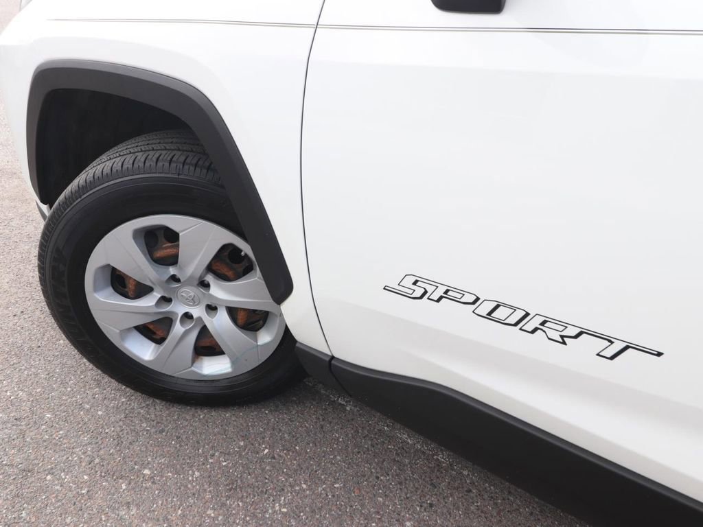 Used 2019 Toyota RAV4 LE image 9