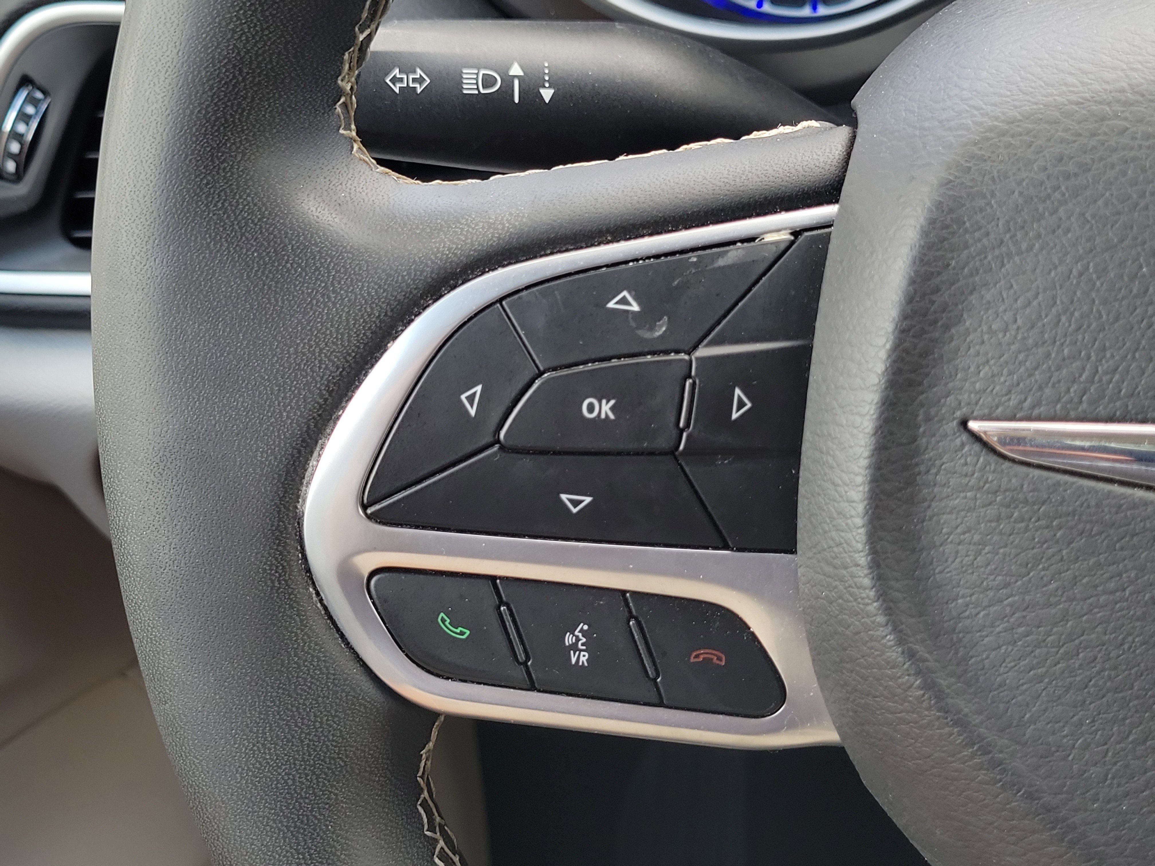 Used 2024 Chrysler Pacifica Touring-L FWD image 25