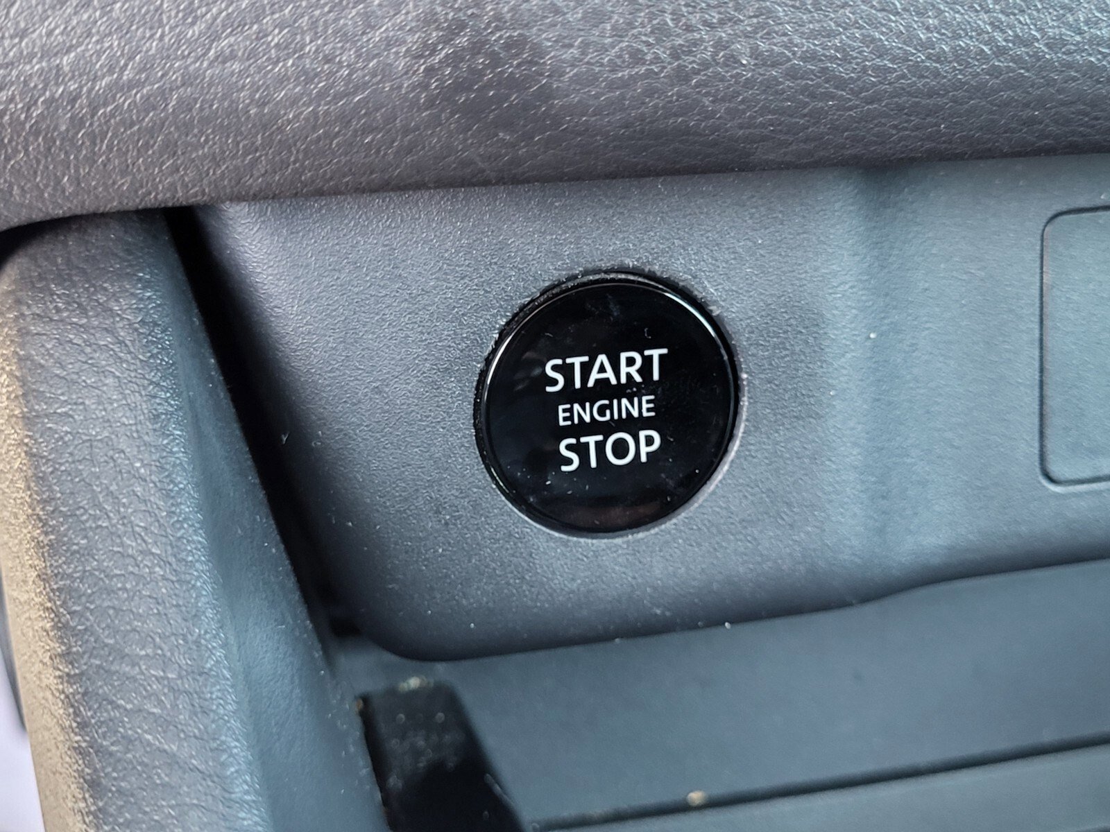 Used 2024 Nissan Rogue S image 23