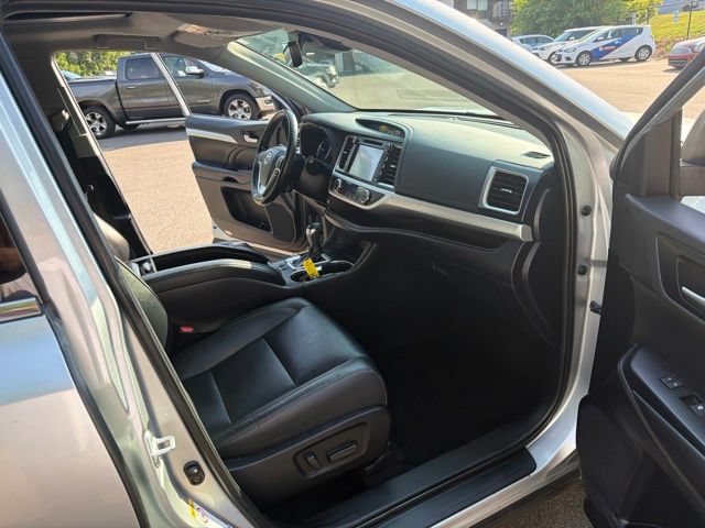 Used 2019 Toyota Highlander XLE AWD/4WD image 24