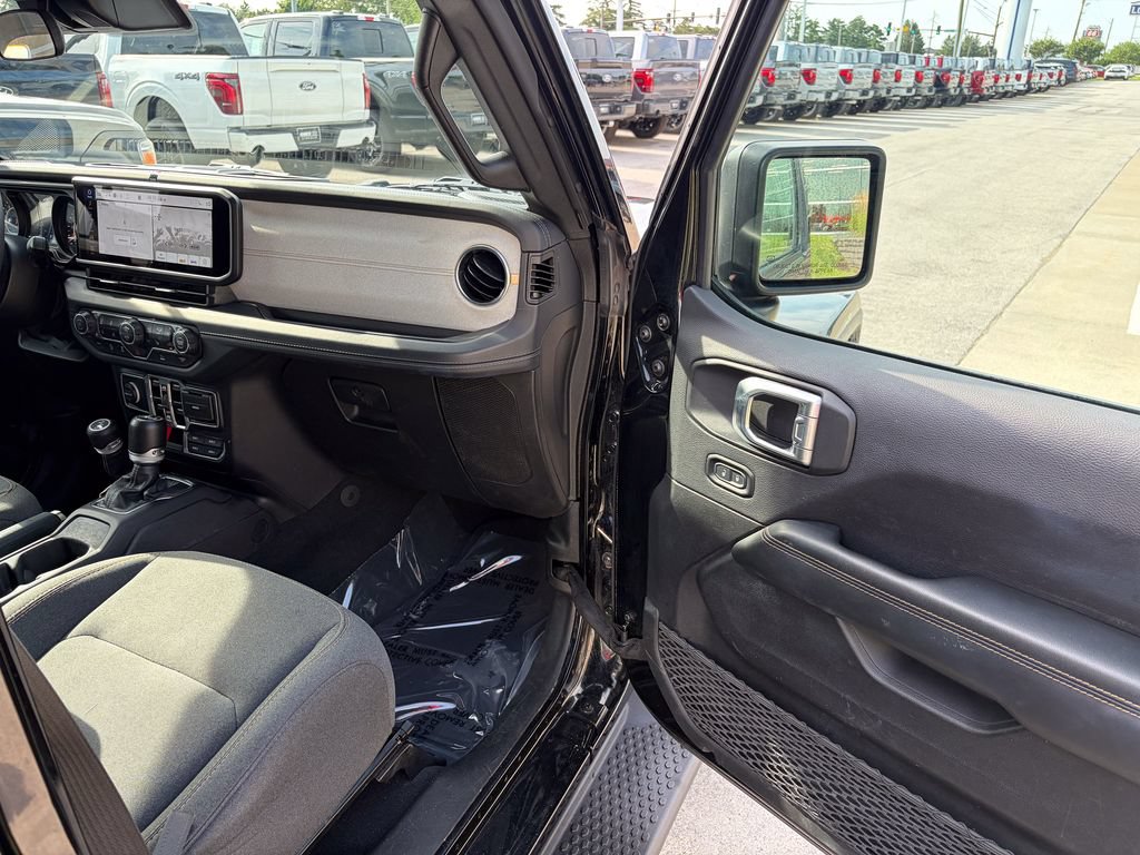Used 2024 Jeep Wrangler Unlimited Sahara AWD/4WD image 17