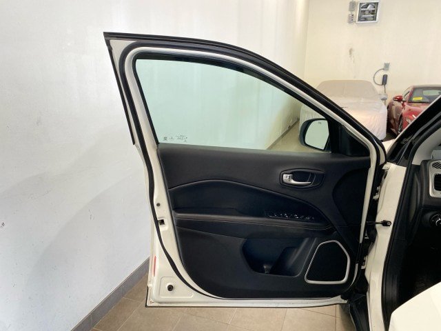 Used 2018 Jeep Compass Latitude w/ Cold Weather Group AWD/4WD image 15