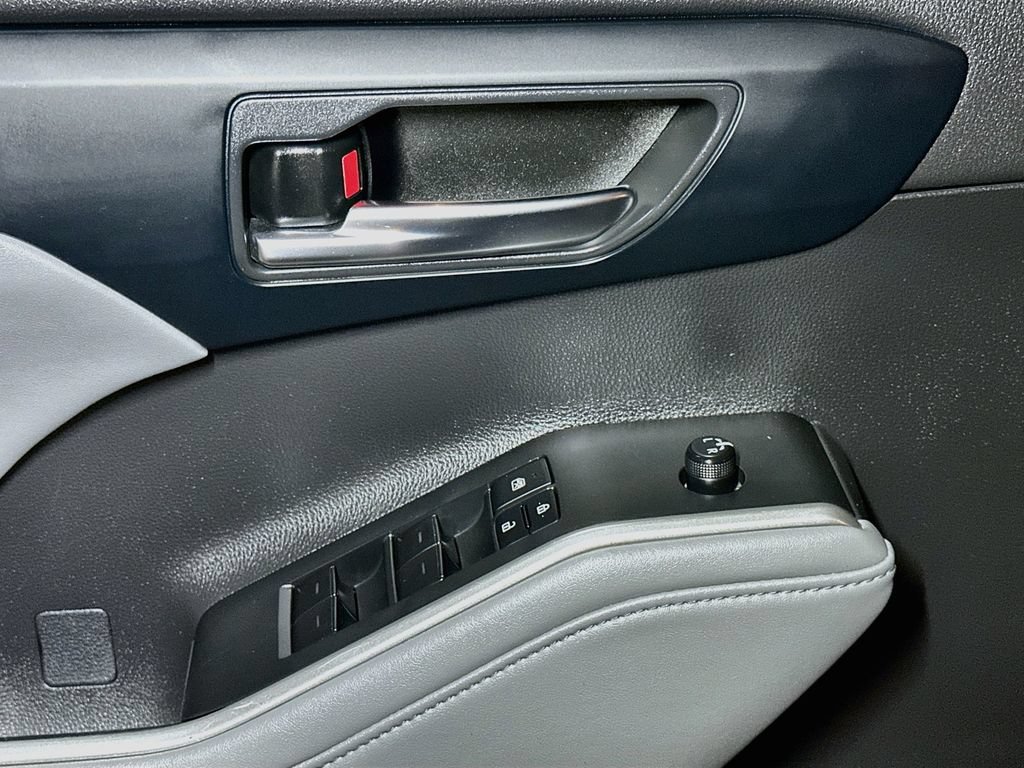 Used 2023 Toyota Highlander XLE AWD/4WD image 18