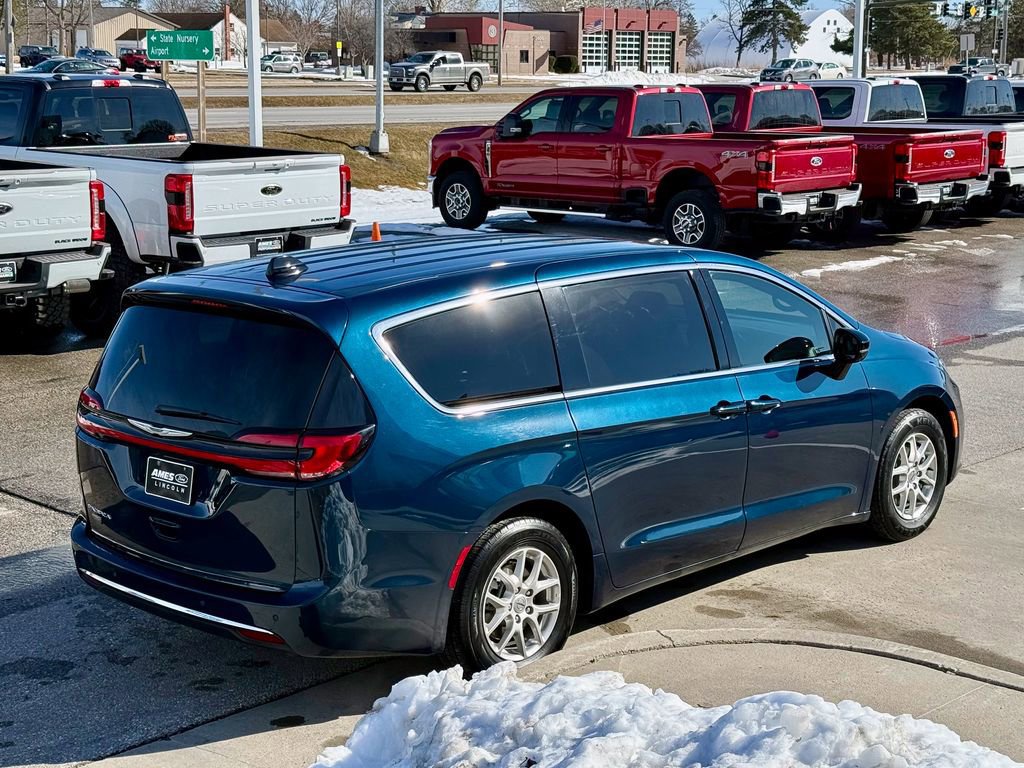 Used 2025 Chrysler Pacifica Select image 3