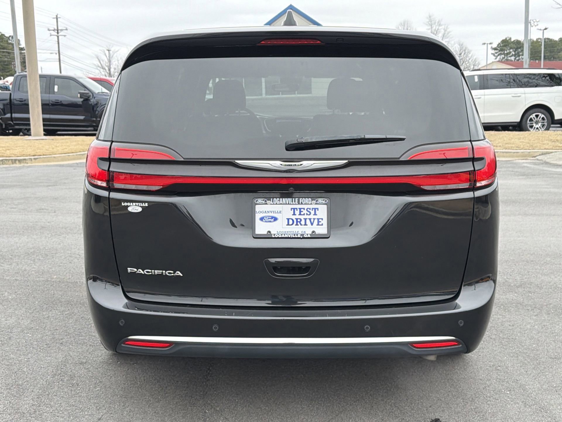 Used 2023 Chrysler Pacifica Touring image 3