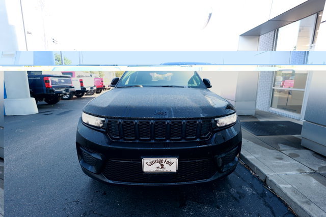 Used 2023 Jeep Grand Cherokee Altitude AWD/4WD image 2