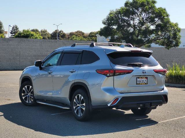 Used 2022 Toyota Highlander XLE AWD/4WD image 6