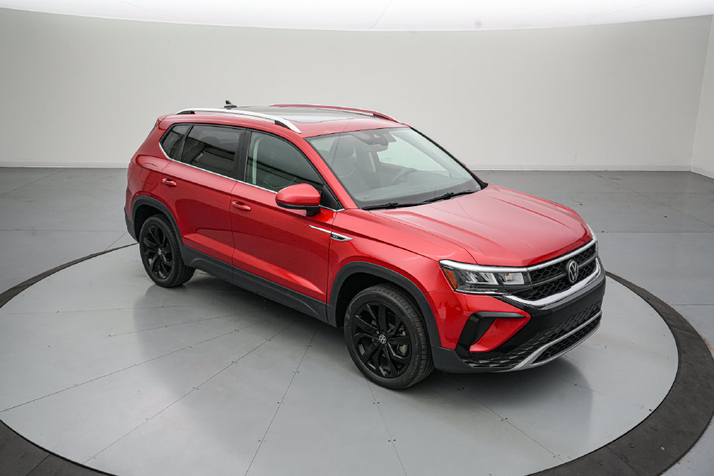 Used 2023 Volkswagen Taos SE w/ Panoramic Sunroof Package FWD image 2