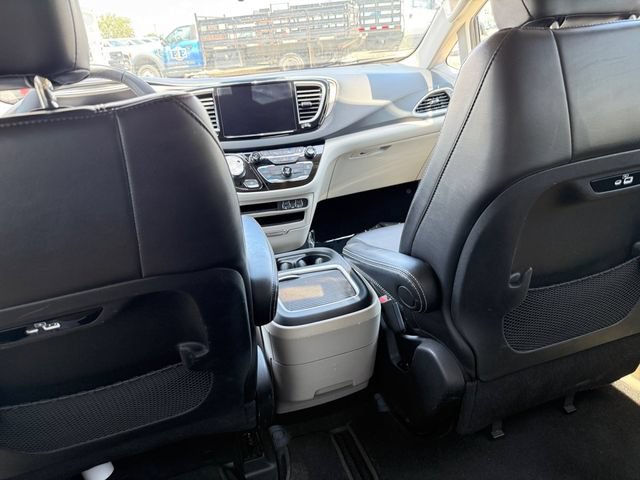 Used 2023 Chrysler Pacifica Touring-L FWD image 9