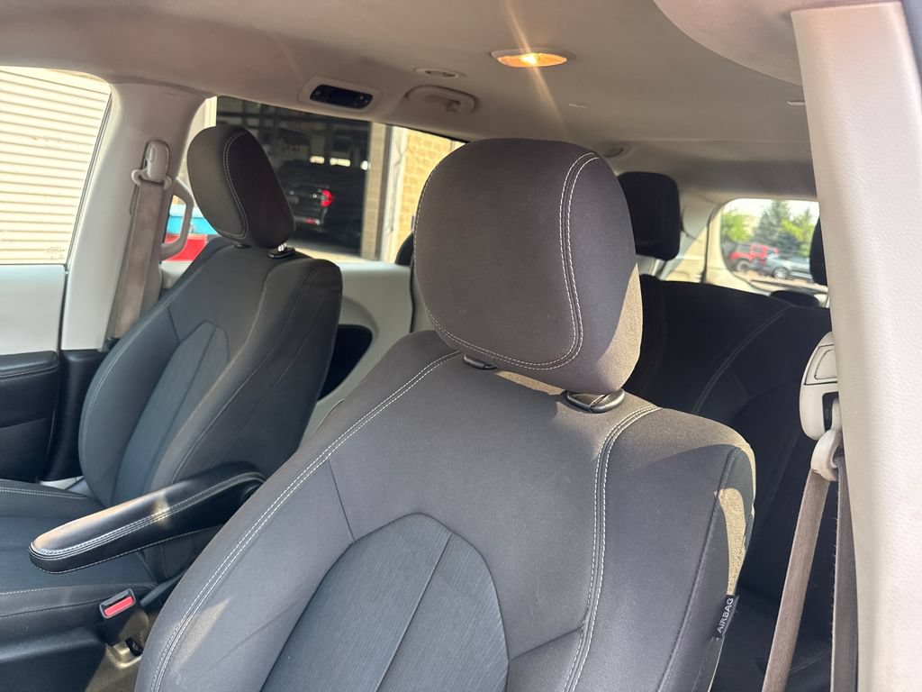 Used 2020 Chrysler Voyager L FWD image 12