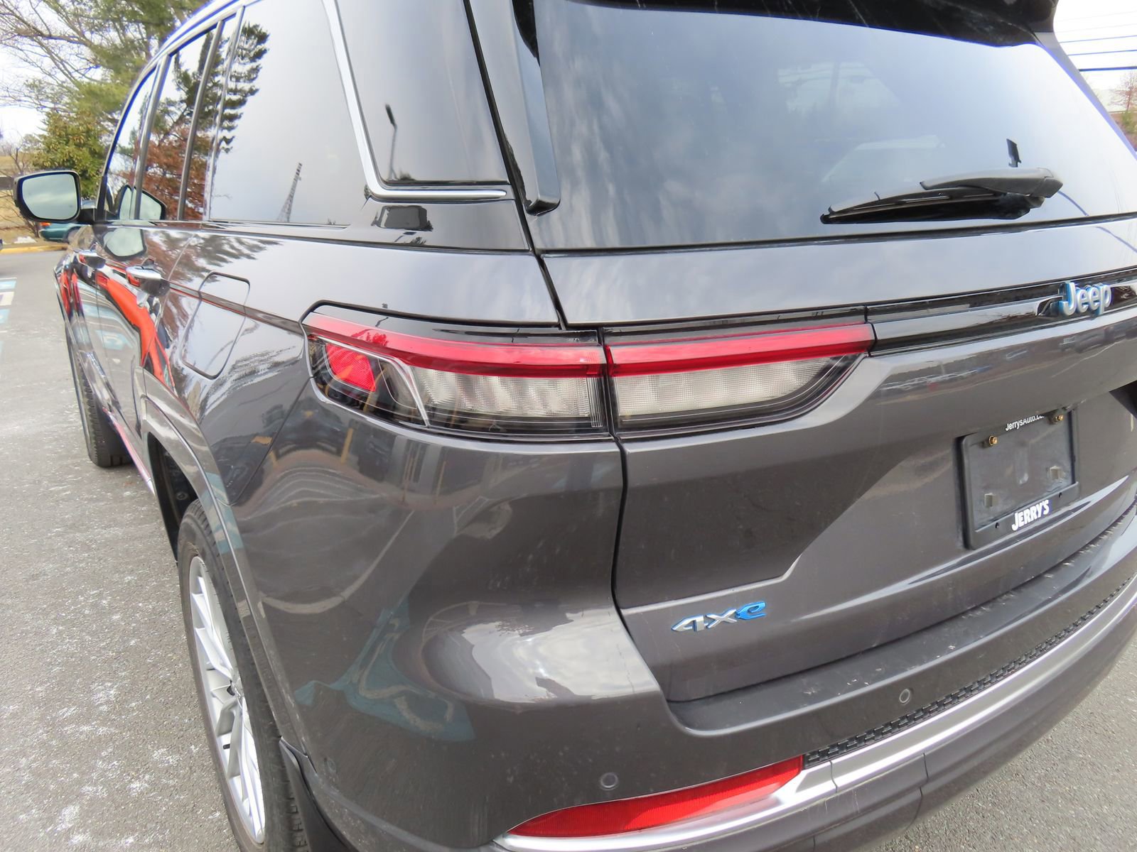 Used 2023 Jeep Grand Cherokee Summit w/ Luxury Tech Group V image 11