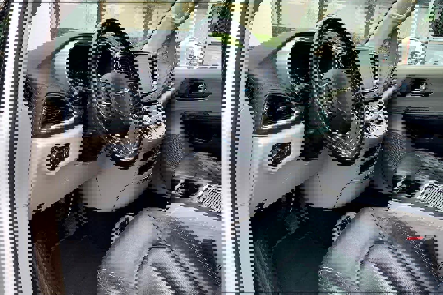 Used 2021 Chrysler Pacifica Touring-L image 8