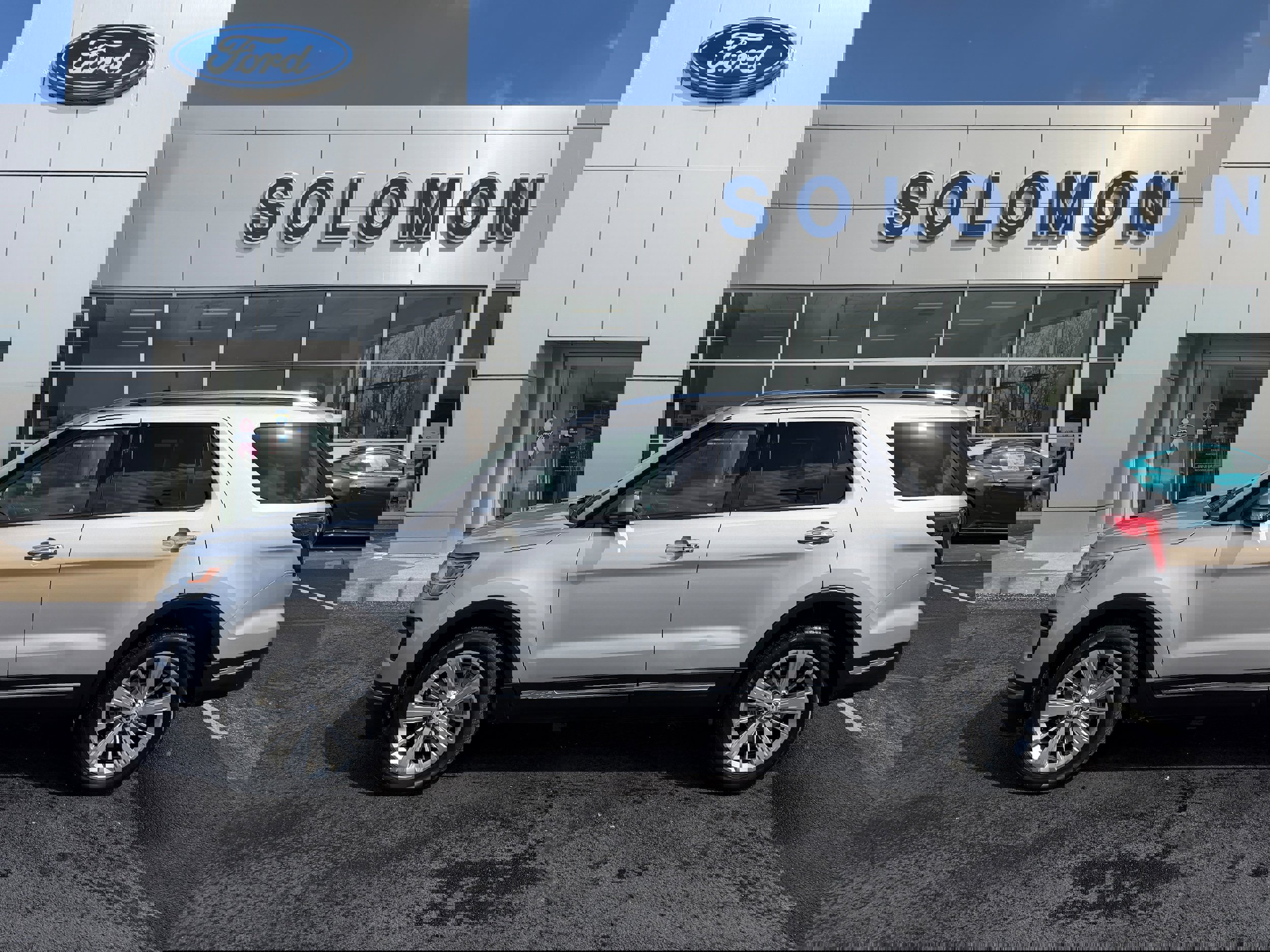 Certified 2019 Ford Explorer Limited w/ Class III Trailer Tow Package image 9