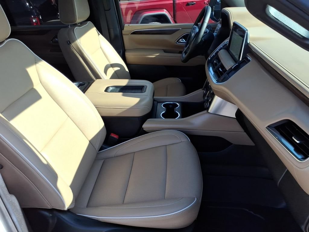 Used 2024 Chevrolet Suburban Premier AWD/4WD image 3