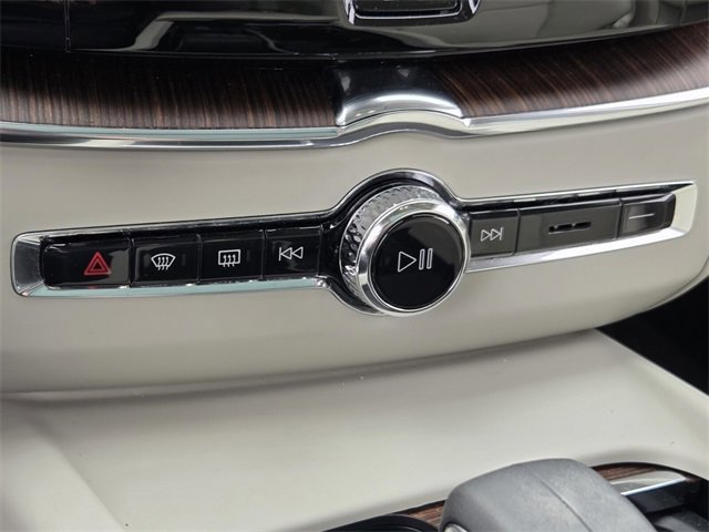 Used 2022 Volvo XC60 B5 Momentum image 23