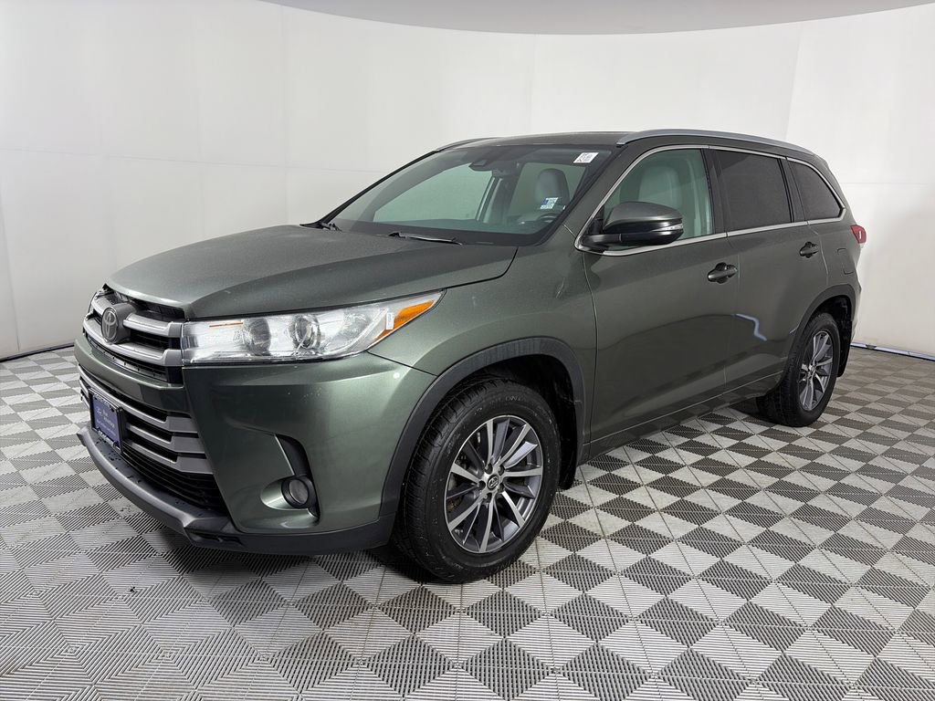 Used 2017 Toyota Highlander XLE w/ Carpet Mat Package AWD/4WD video 3