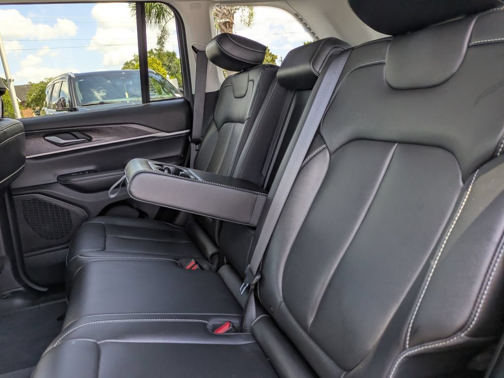 Used 2023 Jeep Grand Cherokee Limited w/ Black Appearance Package AWD/4WD image 16